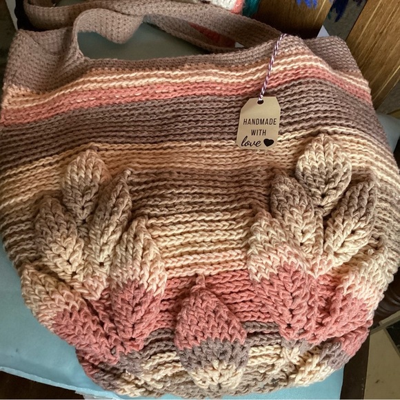 Brand New HANDMADE 3 D Leaf Crochet Shoulder Bag - Picture 5 of 10